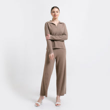 Load image into Gallery viewer, Stefani Blouse Jevi Pants Knitted Mocca
